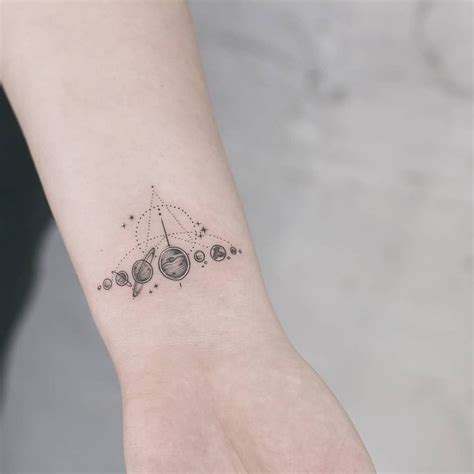 tatuajes de planetas pequeños